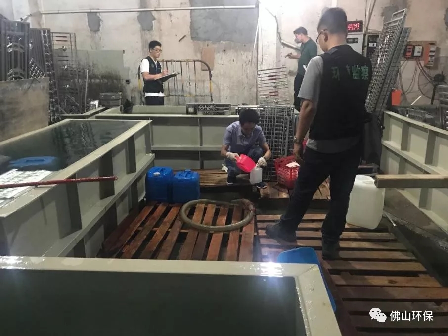 監(jiān)測人員進行現(xiàn)場采樣 監(jiān)測人員進行現(xiàn)場采樣