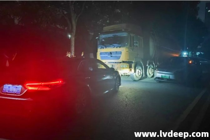 松山湖分局聯(lián)合城管分局連續(xù)蹲點(diǎn)，截停偷排槽罐車